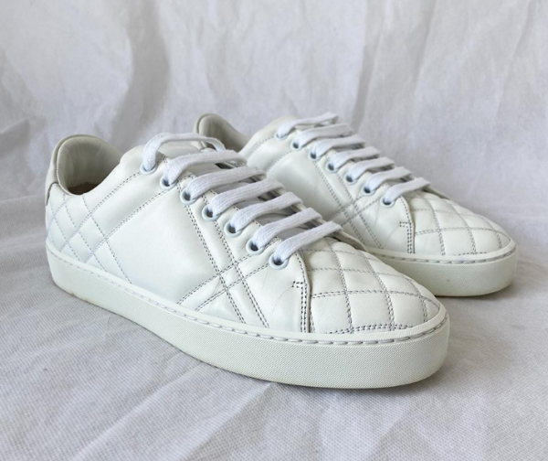 Sepatu sneakers dengan detail quilting